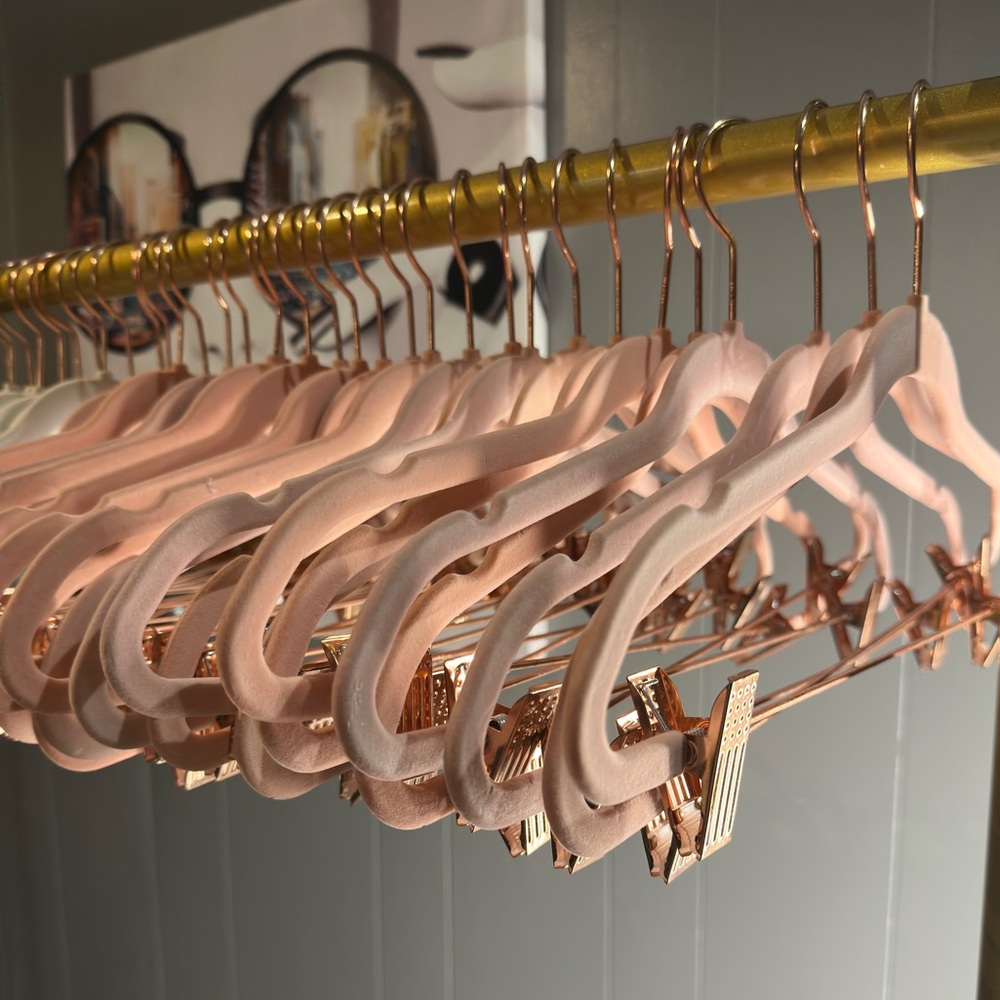 Velvet white and pink hangers. - Picture 2 of 8